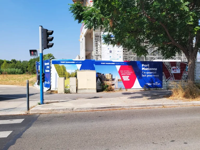 Fabrication et pose d’un panneau sur palissade de chantier pour SERM à Montpellier