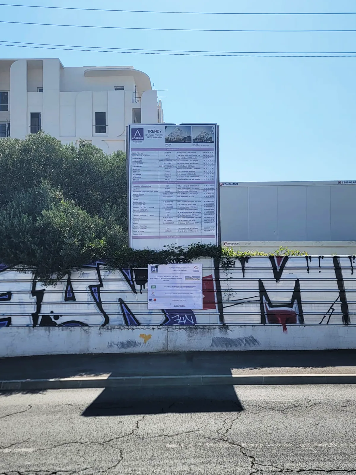 Fabrication et pose d’un panneau réglementaire sur palissade de chantier pour ACM à Montpellier