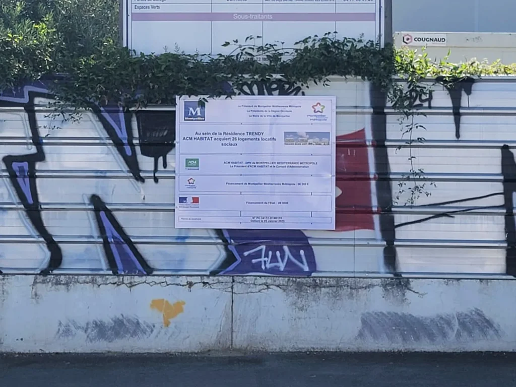 Fabrication et pose d’un panneau réglementaire sur palissade de chantier pour ACM à Montpellier