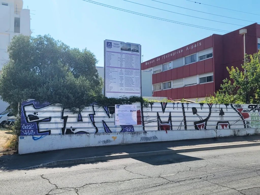Fabrication et pose d’un panneau réglementaire sur palissade de chantier pour ACM à Montpellier