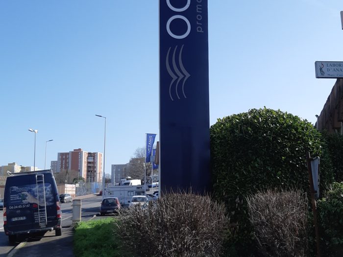 Totem de signalétique extérieure