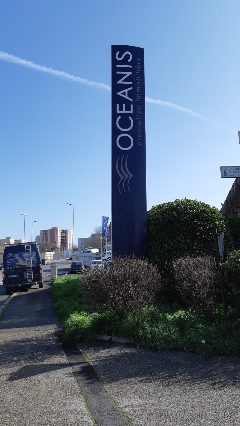 Totem bleu marine Oceanis Promotion immobilière en bord de voie