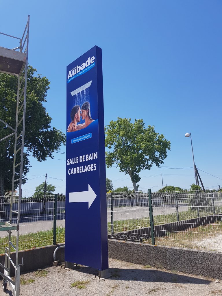 Exemple de totems & signalétique de site