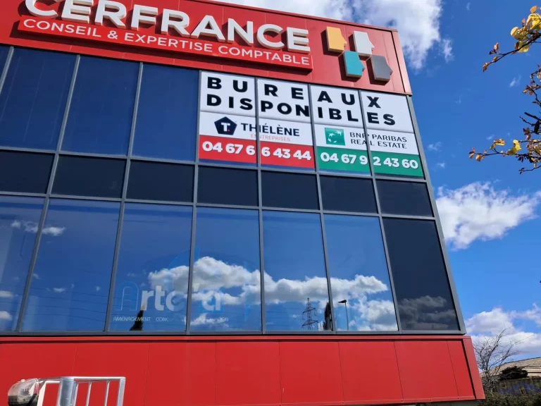 Habillage de quatre vitrines grande hauteur en adhésif imprimé pour BNP Paribas et Thélène à Montpellier