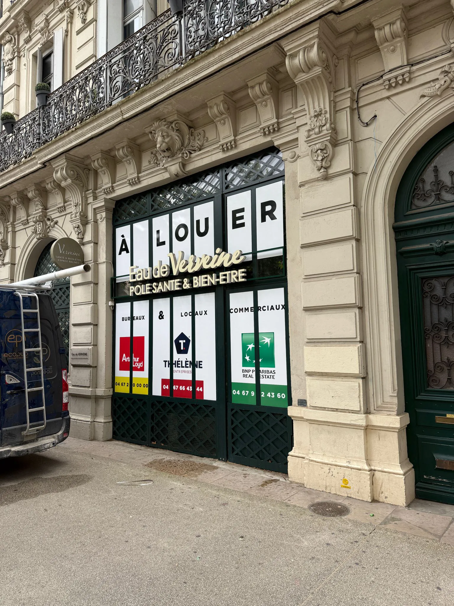 Habillage complet de vitrine en adhésif imprimé pour BNP Paribas à Montpellier