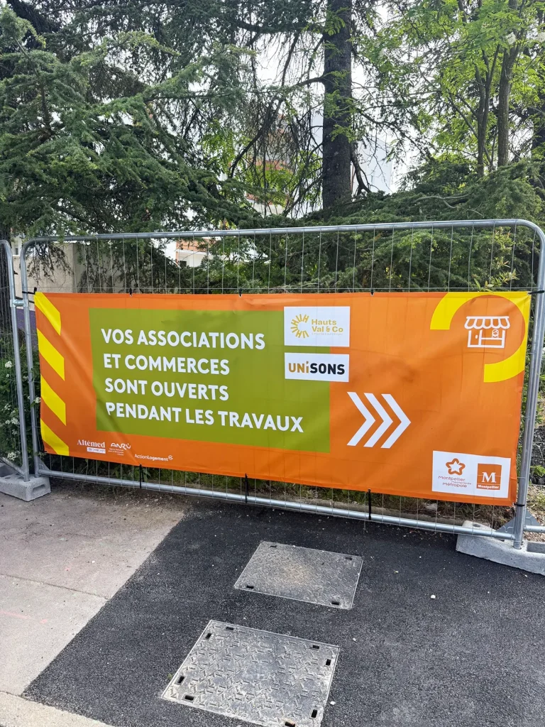 Pose d’une bâche microperforée sur clôture pour Altemed à Montpellier