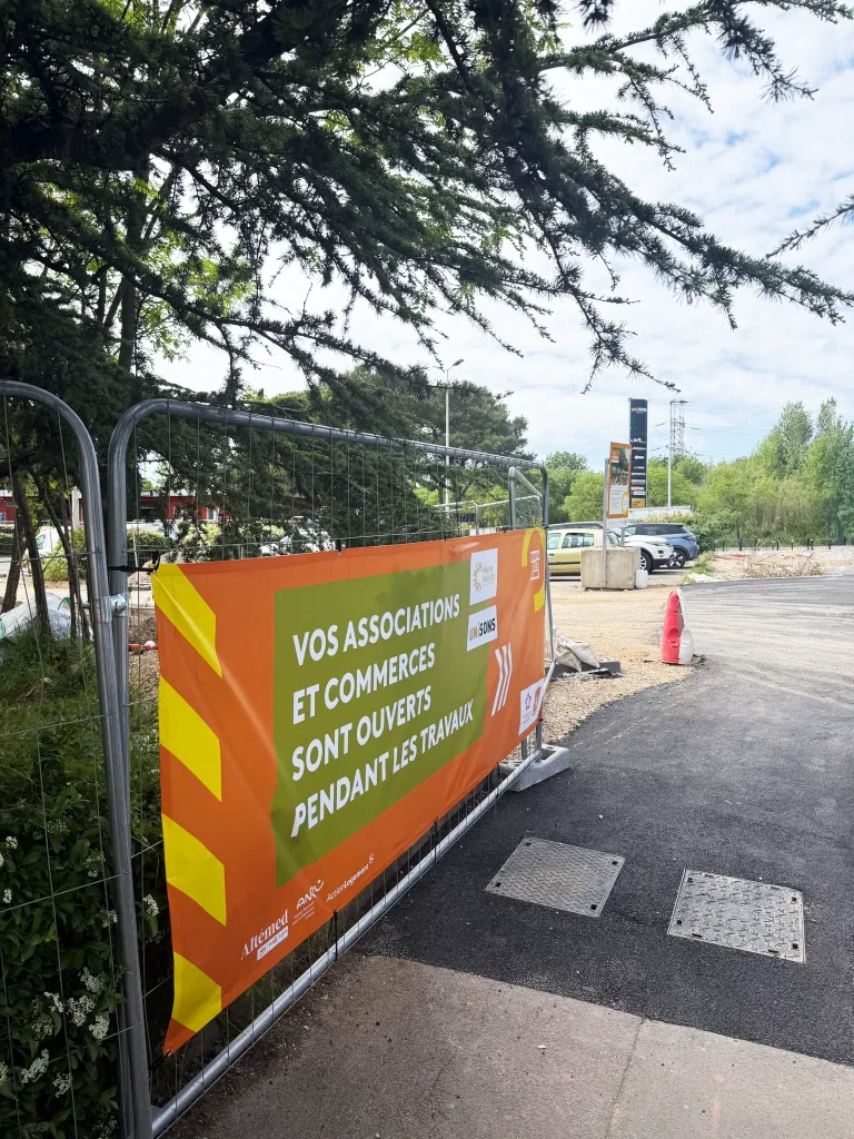 Pose d’une bâche microperforée sur clôture pour Altemed à Montpellier