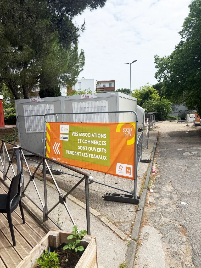 Pose d’une bâche microperforée sur clôture pour Altemed à Montpellier