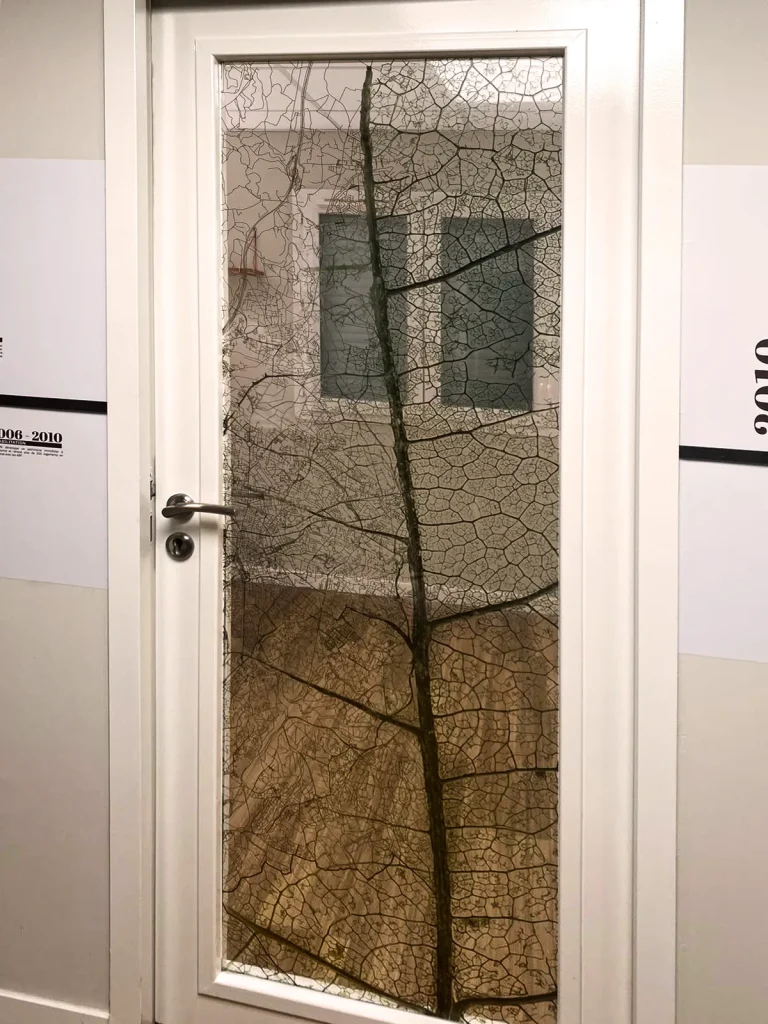 Décoration de porte vitrée en vitrophanie pour Hectare à Montpellier