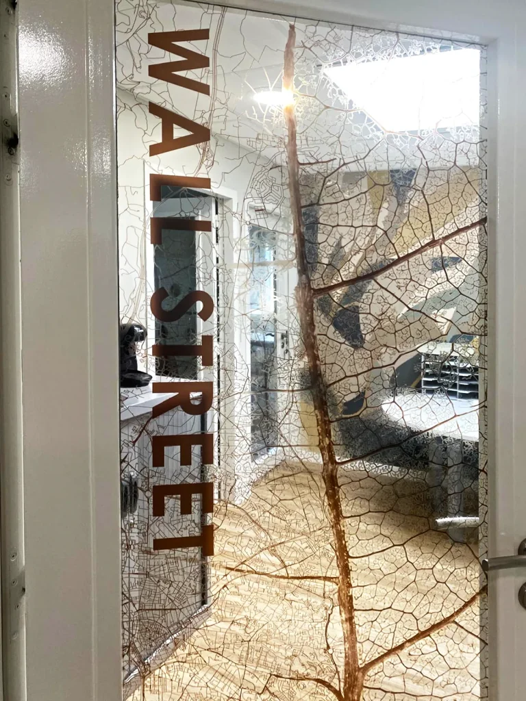 Décoration de porte vitrée en vitrophanie pour Hectare à Montpellier