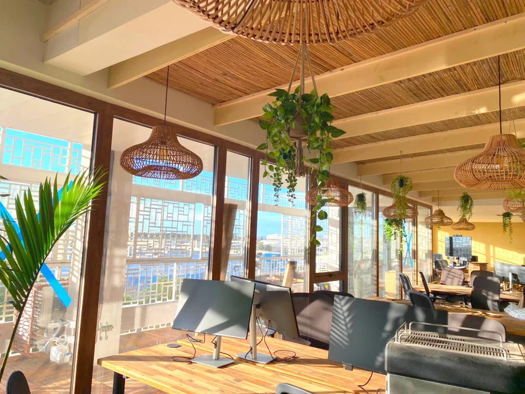 Décoration bureau entreprise : fenêtres de l’open space habillées d’adhésif effet bois au siège Swile Montpellier