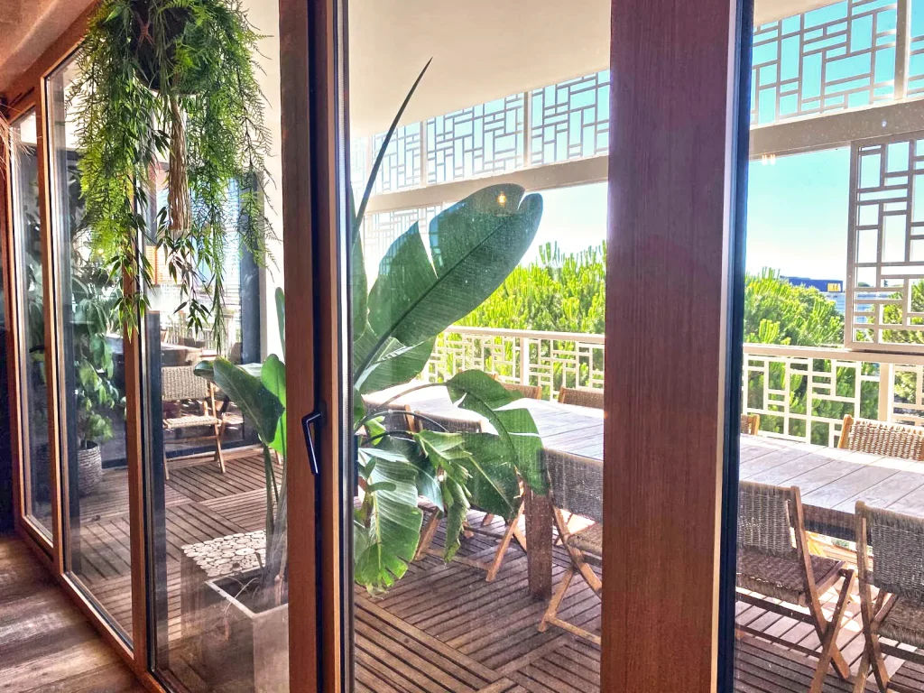 Habillage intérieur en film décoratif effet bois pour Swile à Montpellier