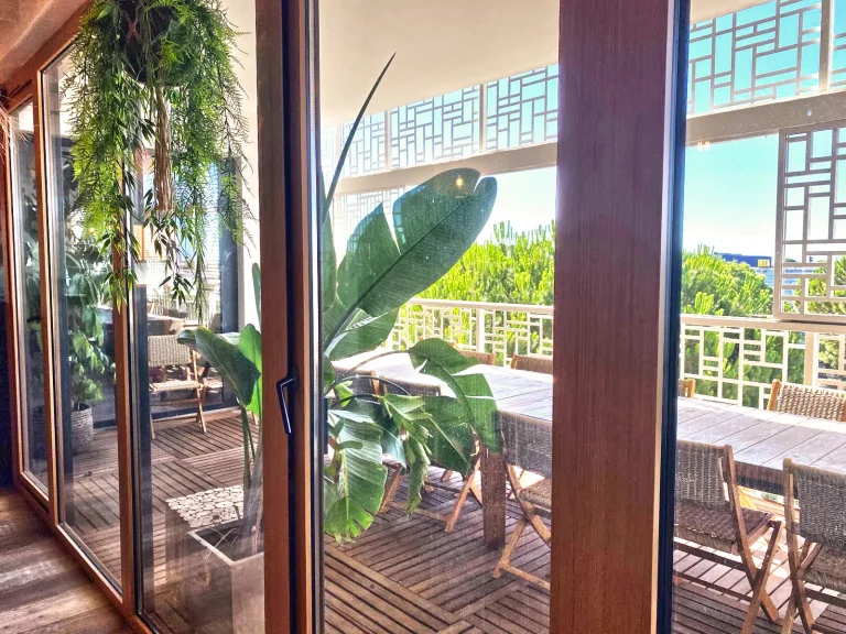 Habillage intérieur en film décoratif effet bois pour Swile à Montpellier