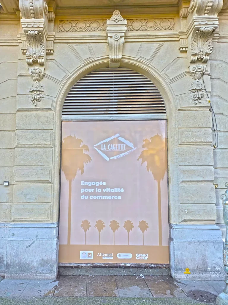 Remplacement d’un adhésif opaque pleine surface sur vitrine pour SERM à Montpellier