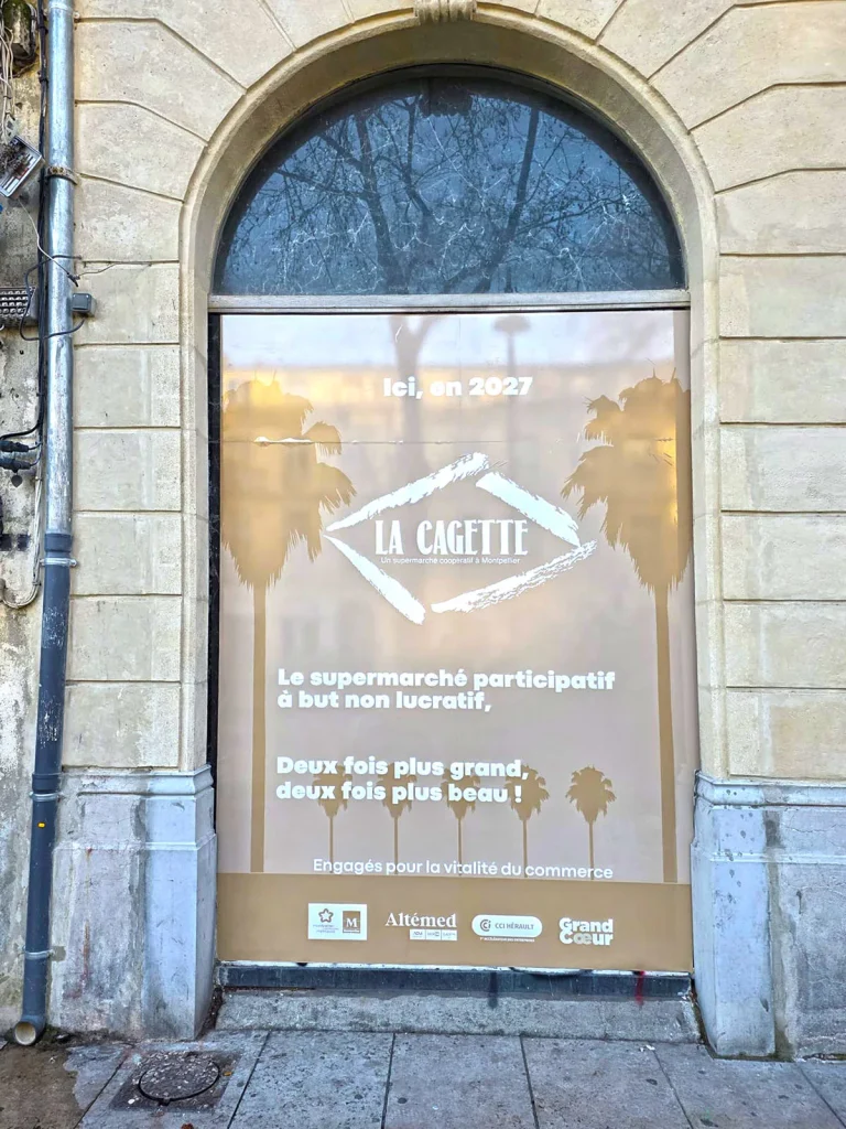 Remplacement d’un adhésif opaque pleine surface sur vitrine pour SERM à Montpellier