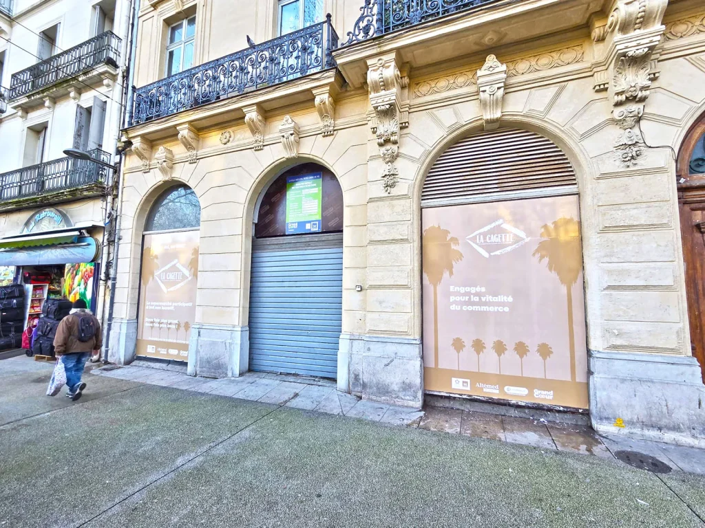 Remplacement d’un adhésif opaque pleine surface sur vitrine pour SERM à Montpellier