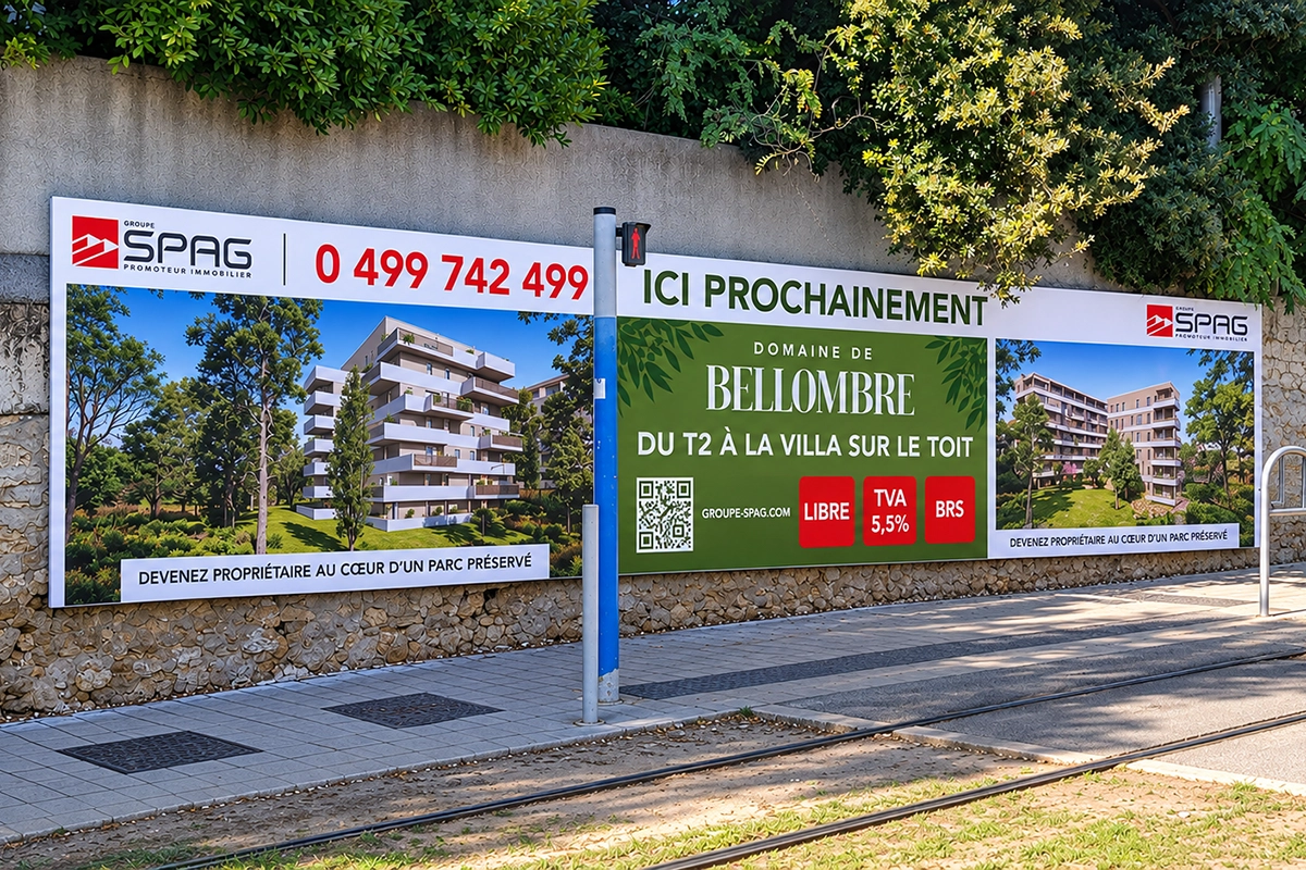 Palissade publicitaire immobilière posée le long d’un mur, au bord d’une voie